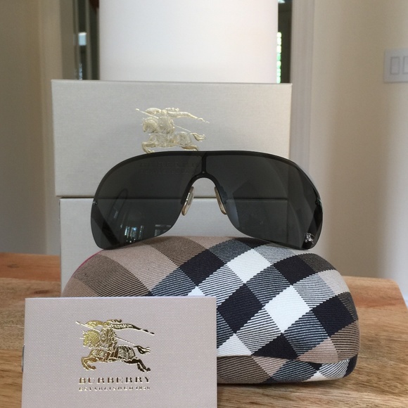 Burberry Accessories - Burberry Sunglasses